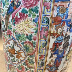 A pair of massive Chinese famille rose vases, 19th C. — photo 26