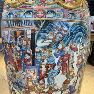A pair of massive Chinese famille rose vases, 19th C. — photo 31