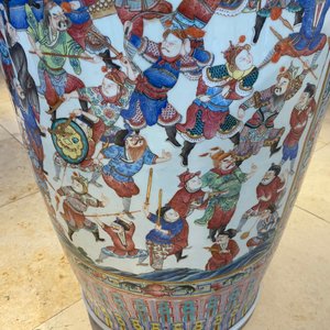 A pair of massive Chinese famille rose vases, 19th C. — photo 33