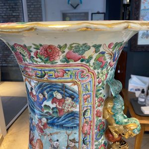 A pair of massive Chinese famille rose vases, 19th C. — photo 35
