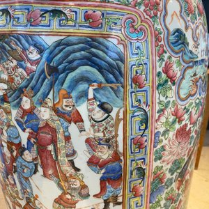 A pair of massive Chinese famille rose vases, 19th C. — photo 39