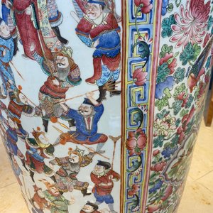 A pair of massive Chinese famille rose vases, 19th C. — photo 40