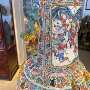 A pair of massive Chinese famille rose vases, 19th C. — photo 53