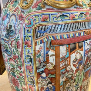 A pair of massive Chinese famille rose vases, 19th C. — photo 55