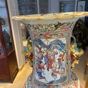 A pair of massive Chinese famille rose vases, 19th C. — photo 60