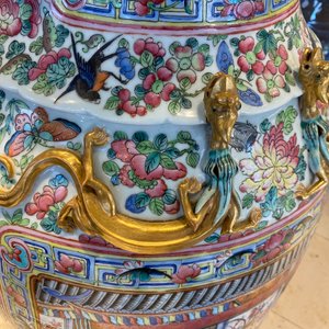 A pair of massive Chinese famille rose vases, 19th C. — photo 62