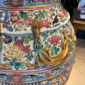 A pair of massive Chinese famille rose vases, 19th C. — photo 63