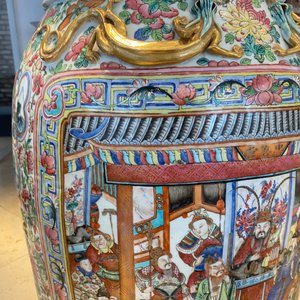 A pair of massive Chinese famille rose vases, 19th C. — photo 64