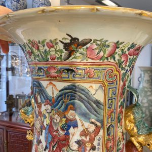 A pair of massive Chinese famille rose vases, 19th C. — photo 71