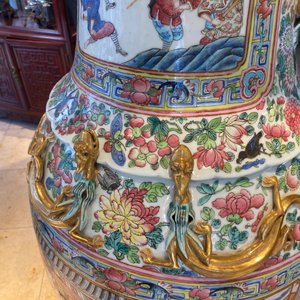 A pair of massive Chinese famille rose vases, 19th C. — photo 72