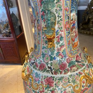 A pair of massive Chinese famille rose vases, 19th C. — photo 84
