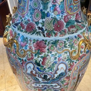 A pair of massive Chinese famille rose vases, 19th C. — photo 85