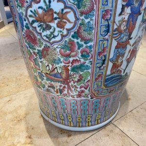 A pair of massive Chinese famille rose vases, 19th C. — photo 89