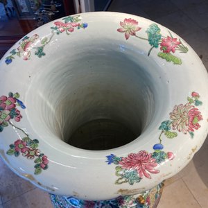 A pair of massive Chinese famille rose vases, 19th C. — photo 92