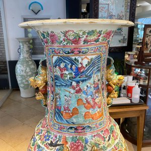 A pair of massive Chinese famille rose vases, 19th C. — photo 93