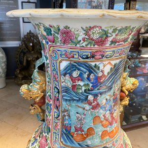 A pair of massive Chinese famille rose vases, 19th C. — photo 96
