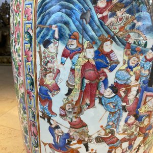 A pair of massive Chinese famille rose vases, 19th C. — photo 100