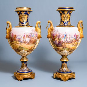 A pair of massive French Sèvres-style vases with gilded bronze mounts, signed Desprez, 19th C. — 照片 2