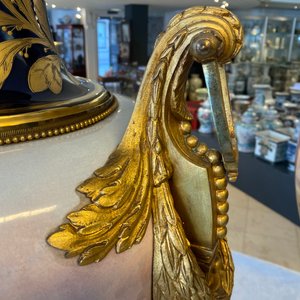 A pair of massive French Sèvres-style vases with gilded bronze mounts, signed Desprez, 19th C. — 照片 37