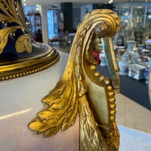 A pair of massive French Sèvres-style vases with gilded bronze mounts, signed Desprez, 19th C. — 照片 38