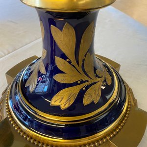 A pair of massive French Sèvres-style vases with gilded bronze mounts, signed Desprez, 19th C. — 照片 43