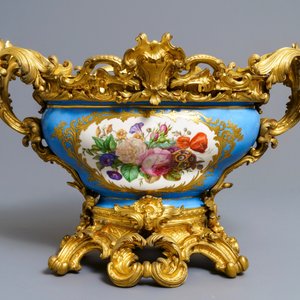 A pair of massive gilt bronze-mounted Sèvres porcelain ewers and a jardinière, France, 19th C. — 照片 11