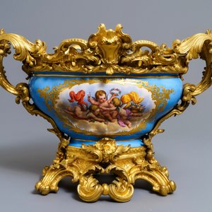 A pair of massive gilt bronze-mounted Sèvres porcelain ewers and a jardinière, France, 19th C. — 照片 12
