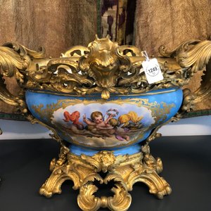 A pair of massive gilt bronze-mounted Sèvres porcelain ewers and a jardinière, France, 19th C. — 照片 14