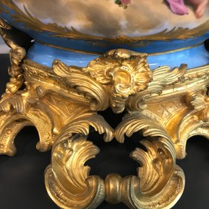 A pair of massive gilt bronze-mounted Sèvres porcelain ewers and a jardinière, France, 19th C. — 照片 17