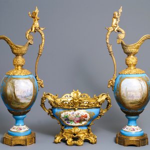 A pair of massive gilt bronze-mounted Sèvres porcelain ewers and a jardinière, France, 19th C. — 照片 3