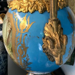 A pair of massive gilt bronze-mounted Sèvres porcelain ewers and a jardinière, France, 19th C. — 照片 34