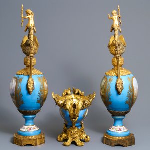 A pair of massive gilt bronze-mounted Sèvres porcelain ewers and a jardinière, France, 19th C. — 照片 4