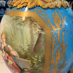A pair of massive gilt bronze-mounted Sèvres porcelain ewers and a jardinière, France, 19th C. — 照片 57