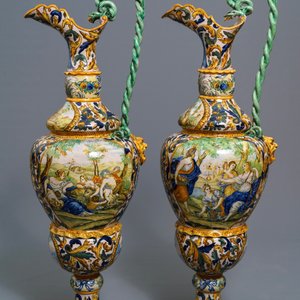 A pair of massive Italian maiolica ewers with figures in landscapes, 19th C. — 照片 2