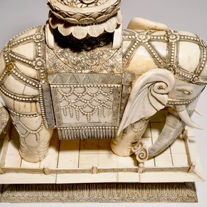 A pair of massive ivory groups of Guanyin seated on an elephants, 19th C. — photo 13