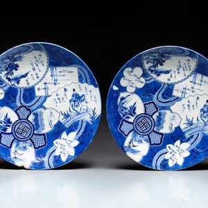 A pair of massive Japanese blue and white dishes, Meiji, 19th C. — 照片 1