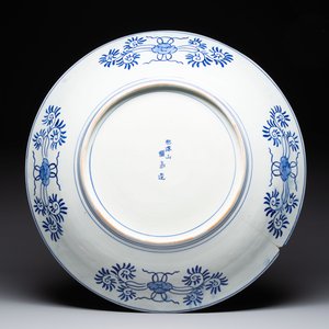 A pair of massive Japanese blue and white dishes, Meiji, 19th C. — 照片 5