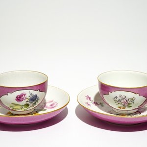 A pair of Meissen ruby ground cups and saucers with floral design, 18th C. — 照片 1