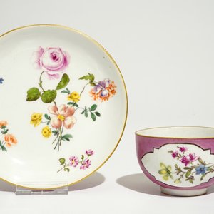 A pair of Meissen ruby ground cups and saucers with floral design, 18th C. — 照片 2