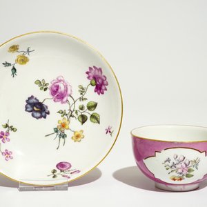 A pair of Meissen ruby ground cups and saucers with floral design, 18th C. — 照片 4