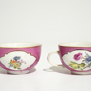 A pair of Meissen ruby ground cups and saucers with floral design, 18th C. — 照片 6