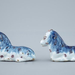 A pair of miniature polychrome Dutch Delft models of horses, 18th C. — 照片 2