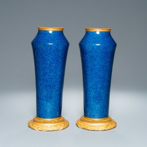 A pair of monochome powder blue Sèvres vases with gilded bronze mounts, 19th C. — photo 3