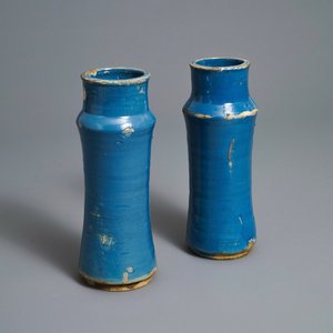 A pair of monochrome blue albarelli, Spain, 17th C. — 照片 1