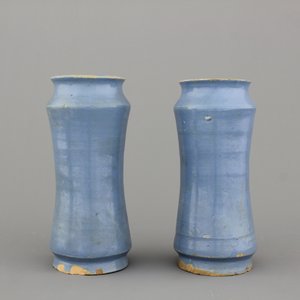 A pair of monochrome blue Spanish albarello, 18th C. — 照片 1
