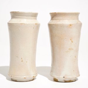 A pair of monochrome white maiolica albarelli, Italy, 17/18th C. — 照片 3
