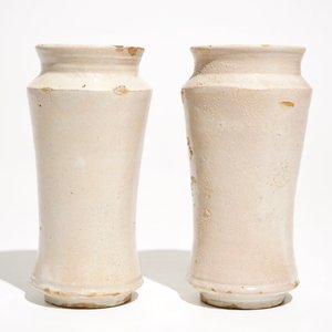 A pair of monochrome white maiolica albarelli, Italy, 17/18th C. — 照片 4
