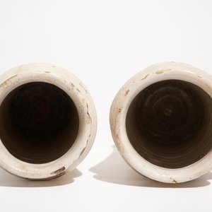A pair of monochrome white maiolica albarelli, Italy, 17/18th C. — 照片 5