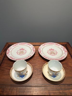 A pair of monogrammed Chinese puce-enamelled plates and a pair of armorial cups and saucers, Yongzheng/Qianlong — 照片 1