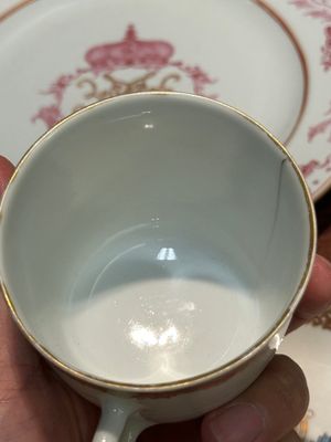 A pair of monogrammed Chinese puce-enamelled plates and a pair of armorial cups and saucers, Yongzheng/Qianlong — 照片 11
